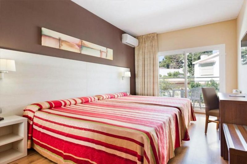De standaardkamers van Hotel Best Siroco zijn ruime kamers. Ze zijn voorzien van airconditioning, WiFi, koelkastje, TV en tegen betaling kunt u gebruik maken van een kluisje. De badkamer is uitgerust met een bad of een douche, een haardroger en er liggen gratis toiletartikelen voor u klaar. Daarnaast beschikken de standaardkamers over een balkon of terras.