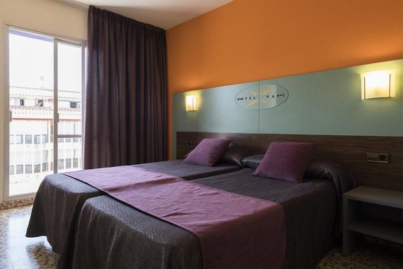 De standaardkamers van hotel Papi zijn voorzien van airconditioning, satelliet-tv en telefoon. De badkamer is uitgerust met een bad of douche. Daarnaast beschikken de standaardkamers over een balkon.